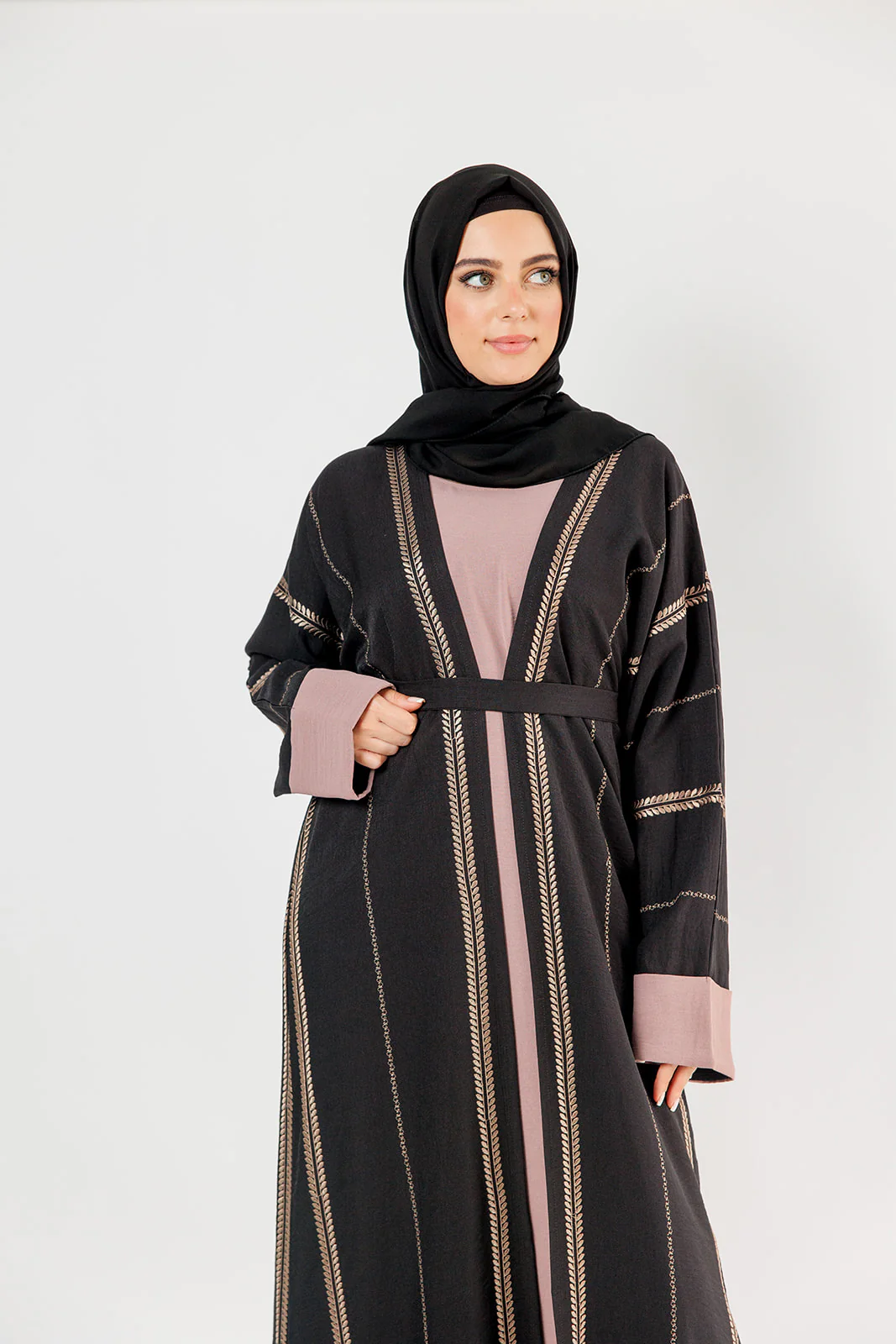 Black Two-Piece Abaya Set – Luxurious Crushed Polyester with Gold Embroidery and Belt - Image 3