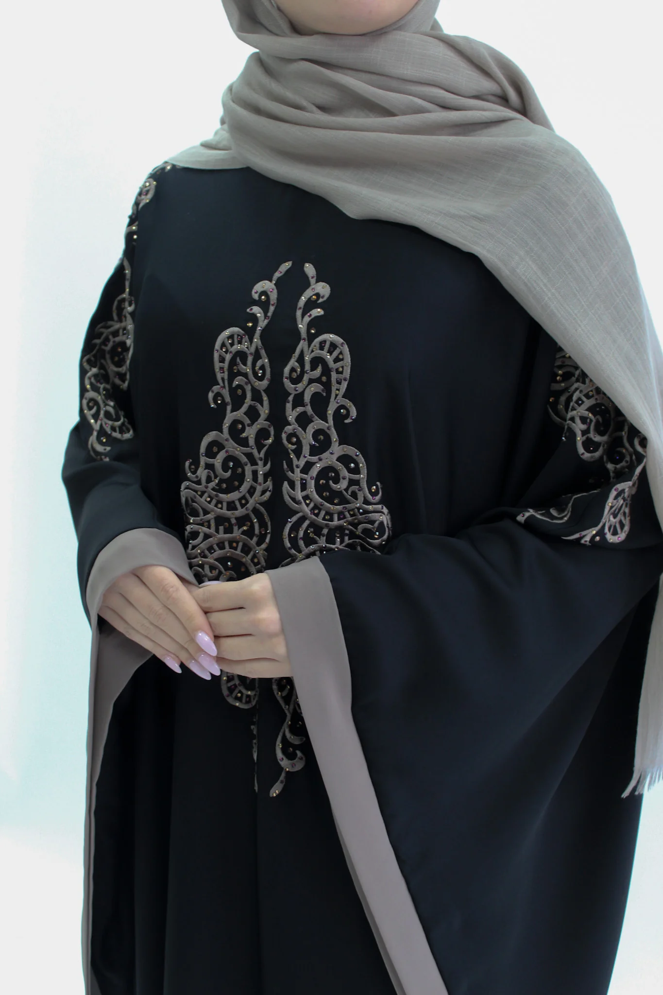 Black Luxury Batwing Embroidery Mink Border Abaya - Image 3