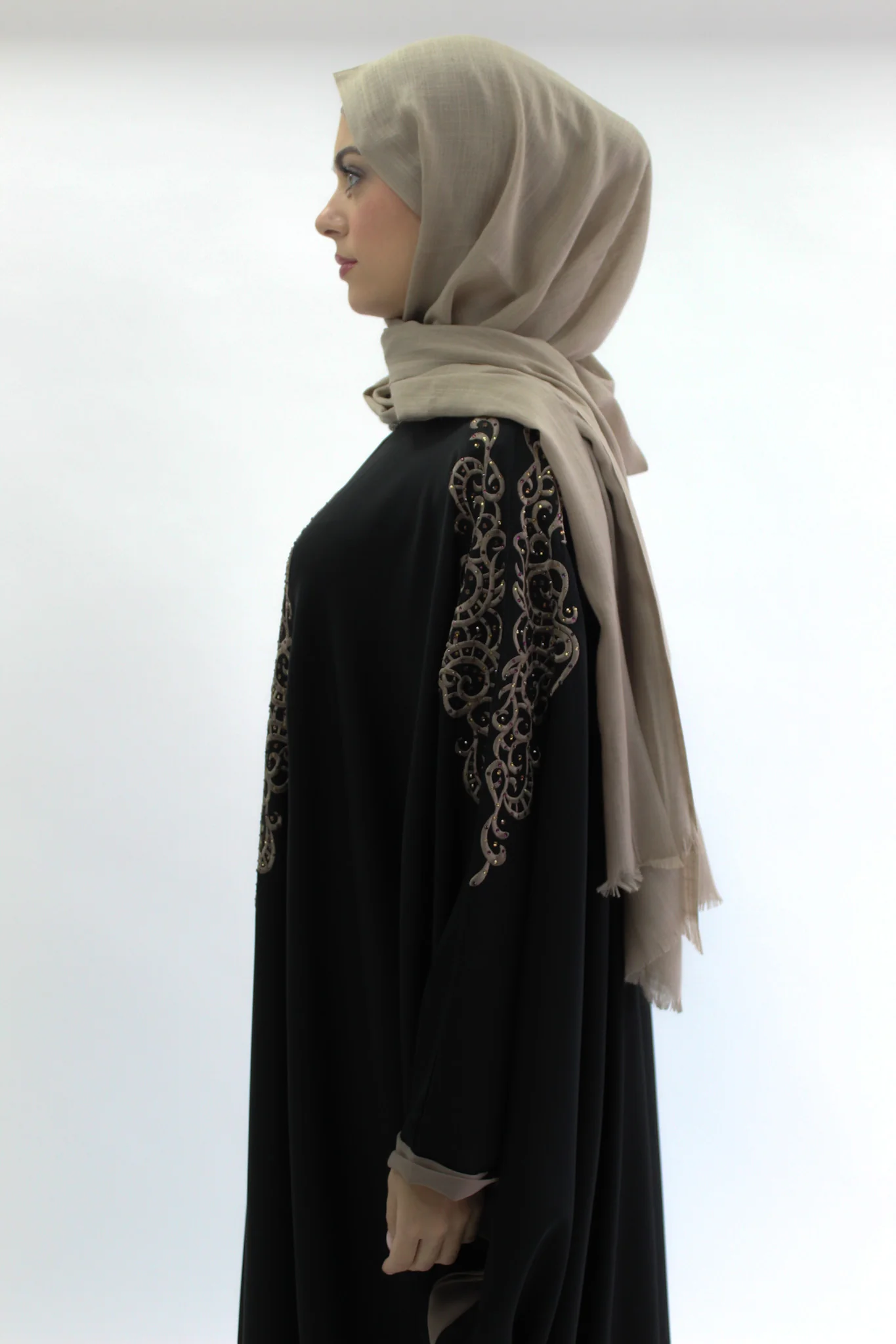 Black Luxury Batwing Embroidery Mink Border Abaya - Image 5