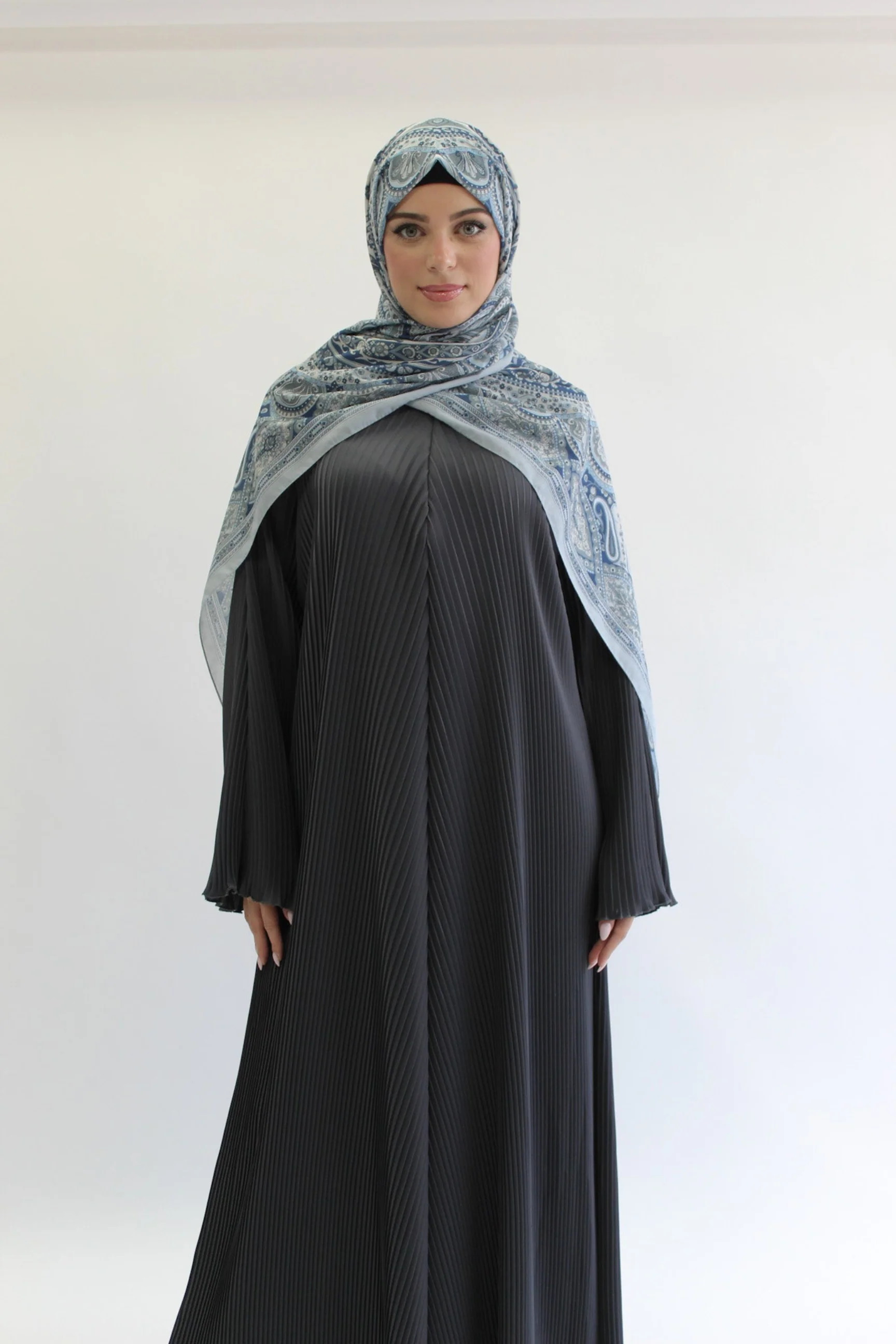 Charcoal Closed Abaya – Plain Pleated Design - Image 3