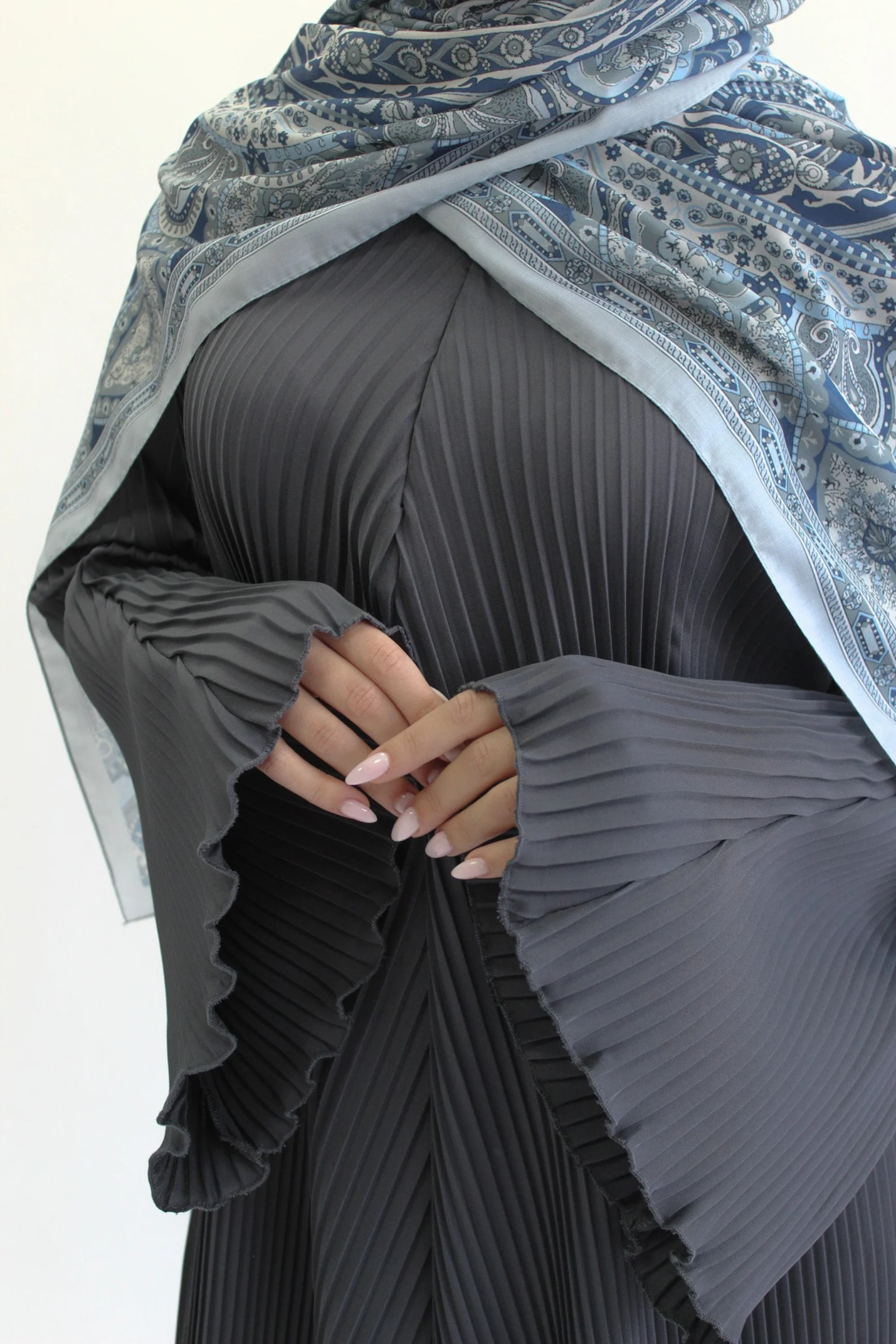 Charcoal Closed Abaya – Plain Pleated Design - Image 4