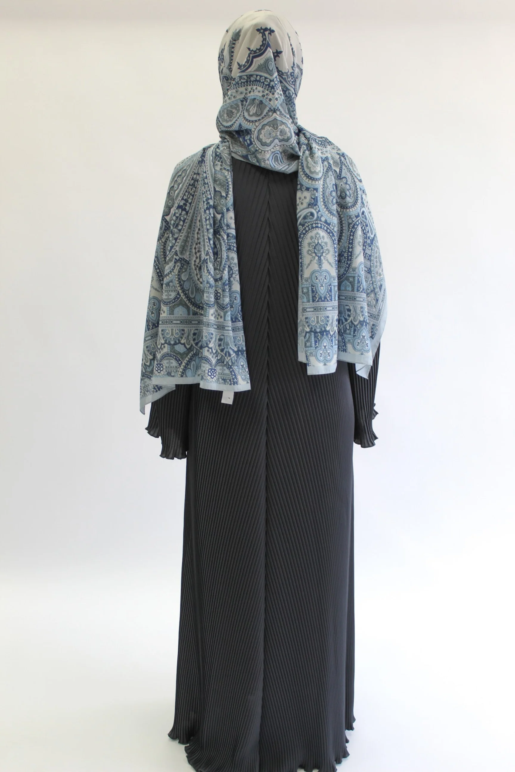Charcoal Closed Abaya – Plain Pleated Design - Image 5