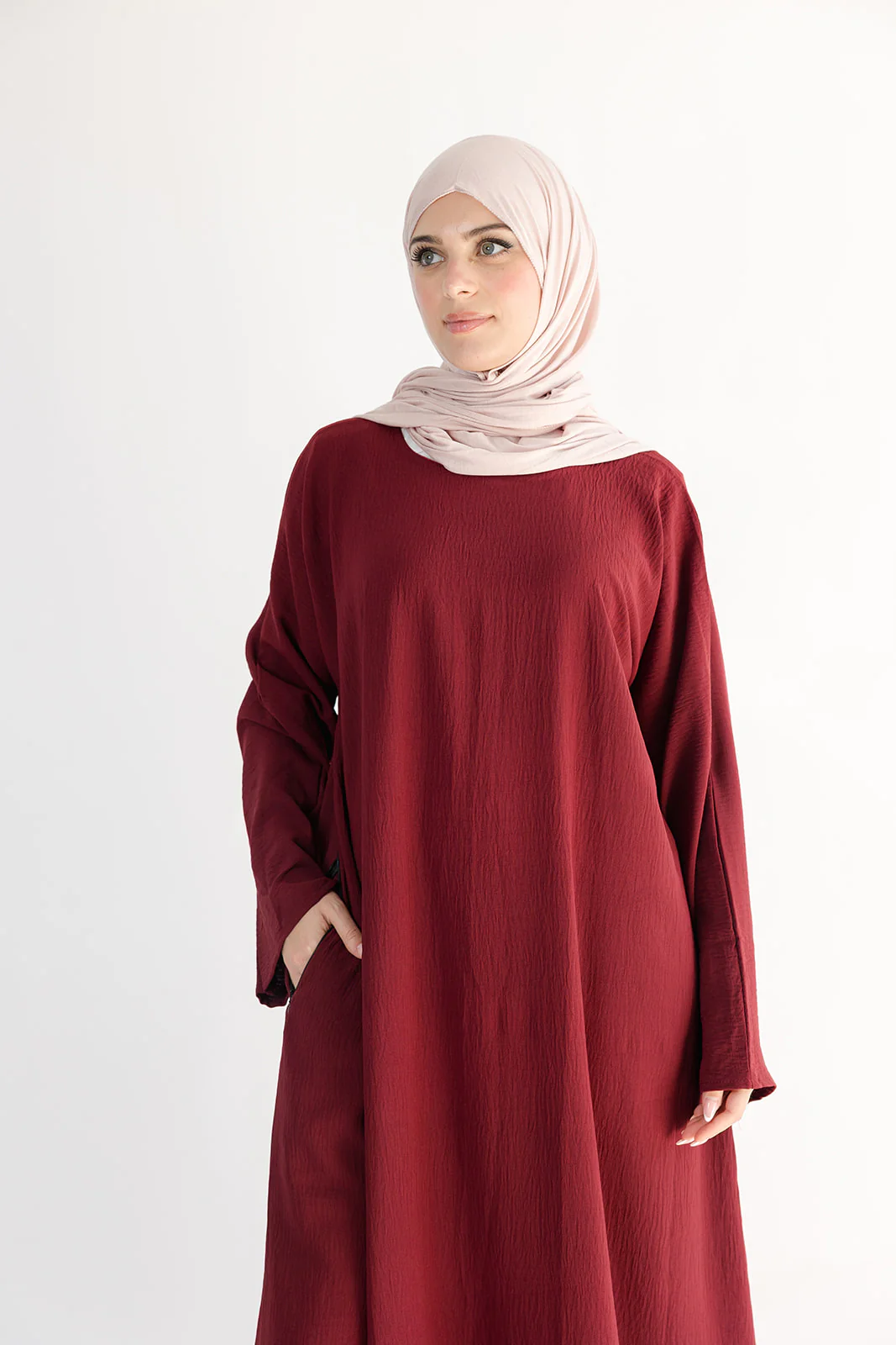 Maroon Closed Abaya – Crushed Polyester with Pocket - Image 4