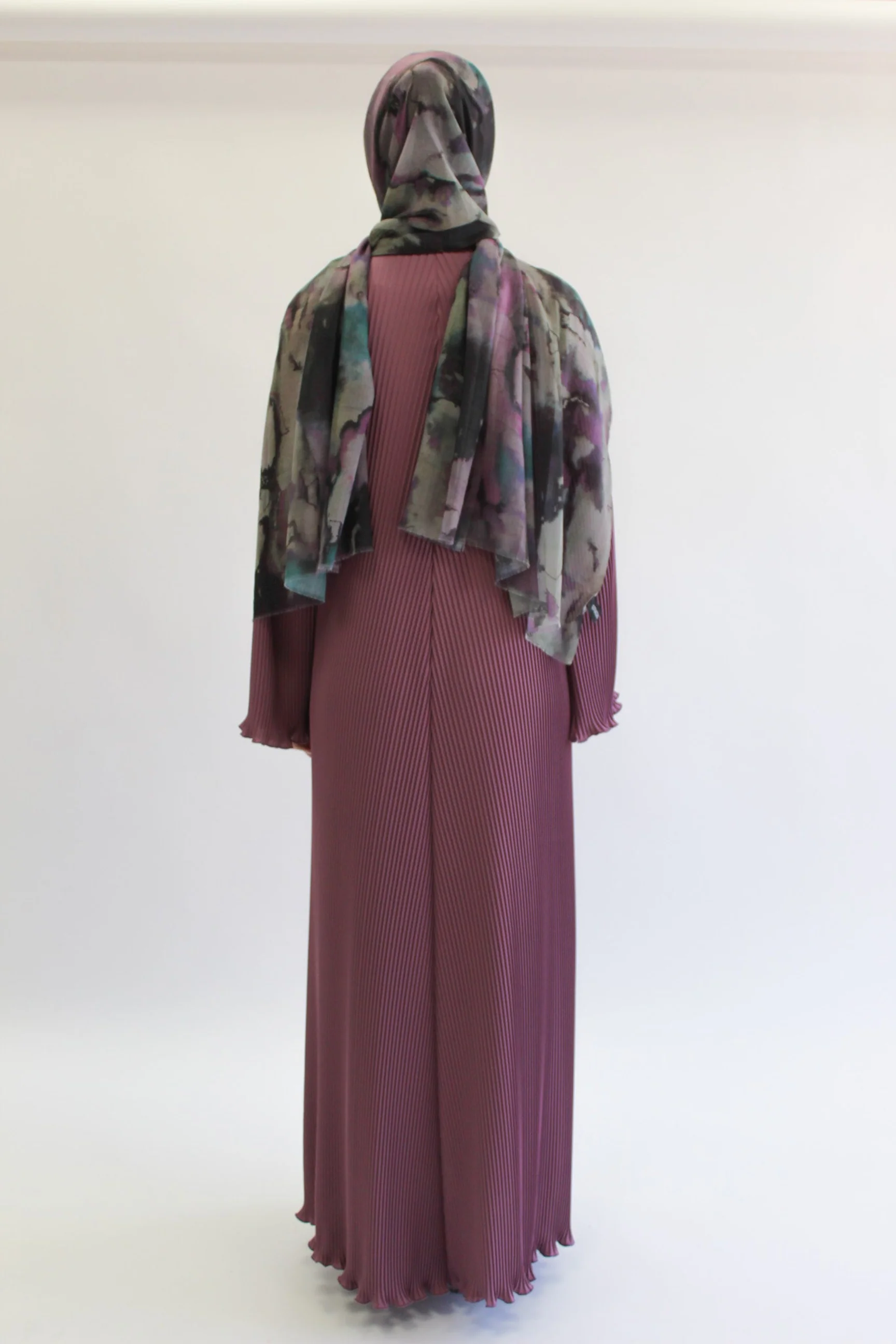 Mauve Closed Abaya – Plain Pleated Design - Image 4