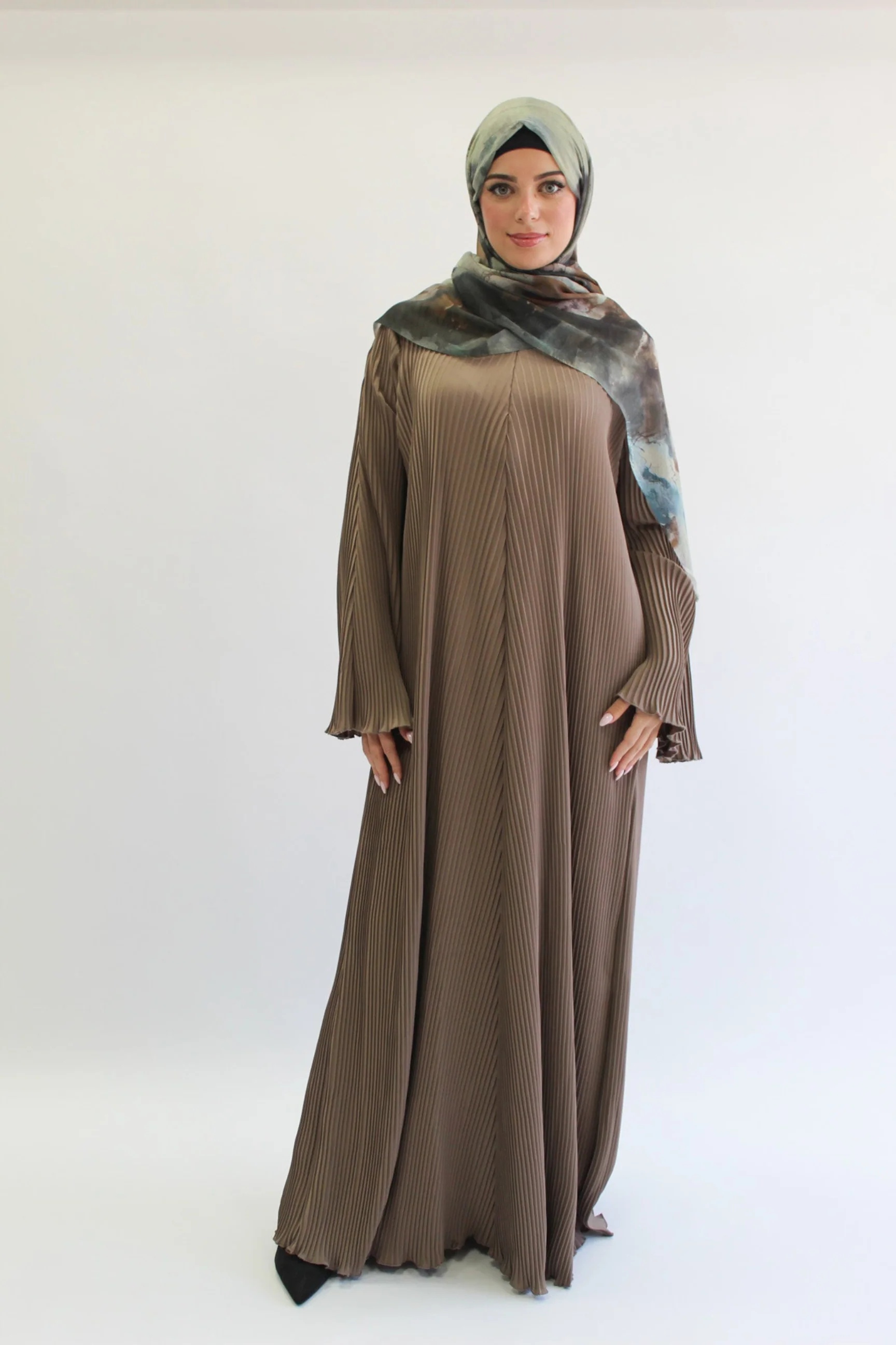 Mink Closed Abaya – Plain Pleated Design - Image 3