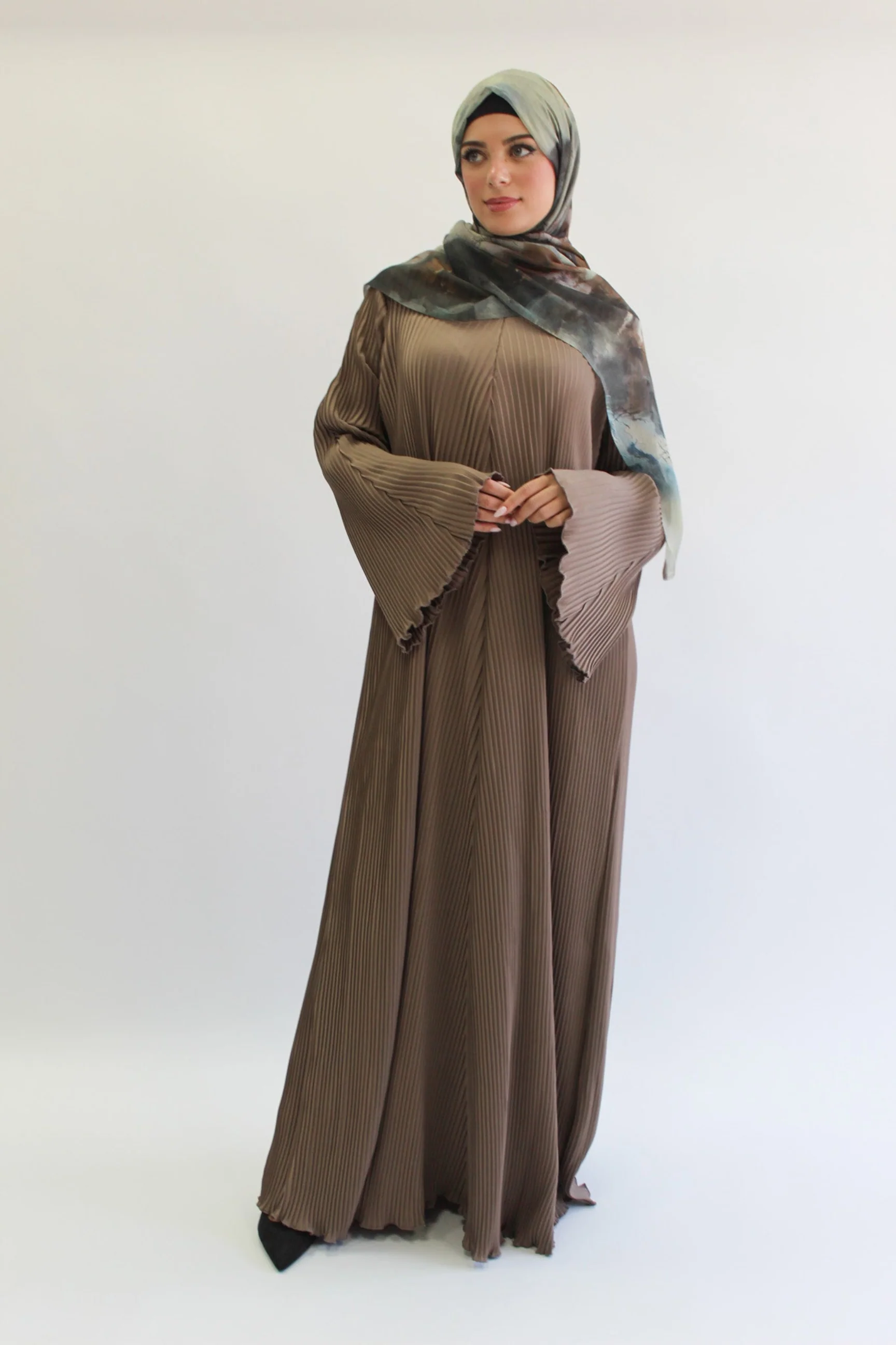Mink Closed Abaya – Plain Pleated Design - Image 4