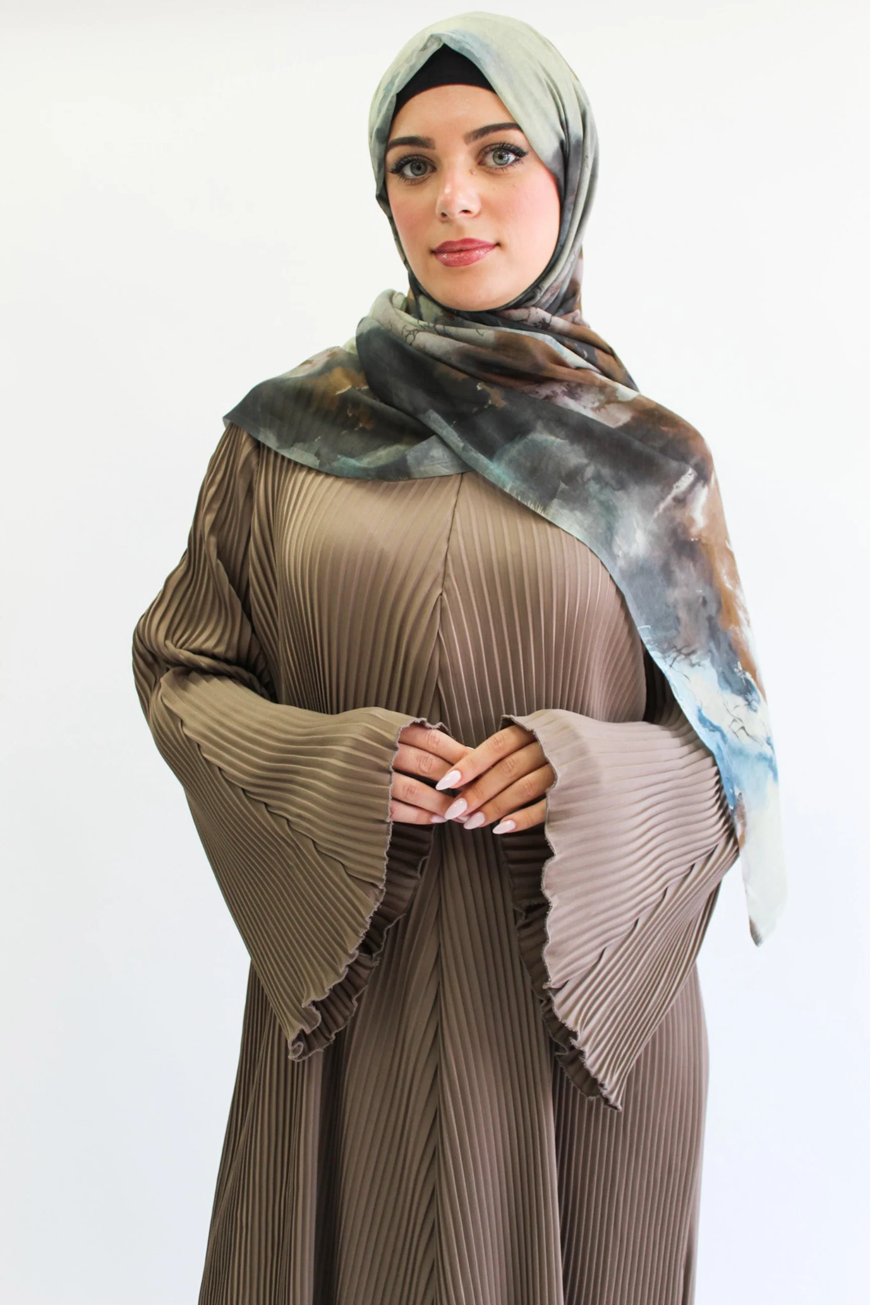 Mink Closed Abaya – Plain Pleated Design - Image 5