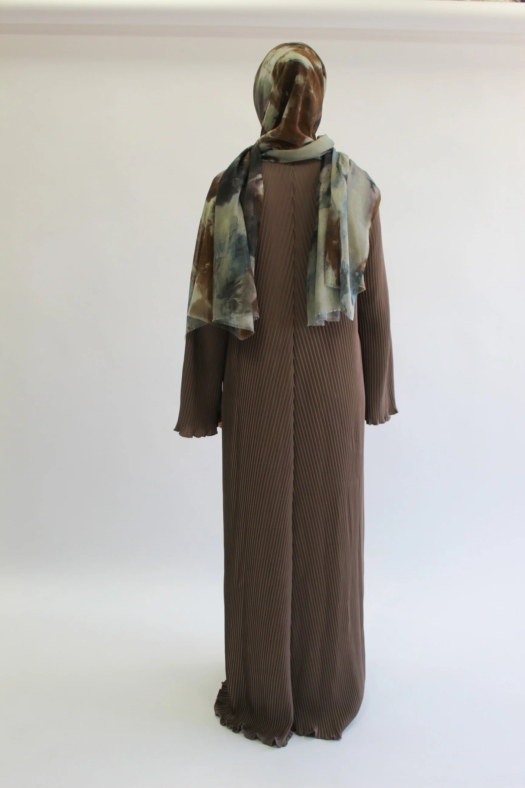 Mink Closed Abaya – Plain Pleated Design - Image 6
